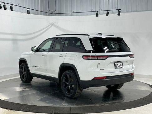 Used 2023 Jeep Grand Cherokee Altitude AWD/4WD image 14