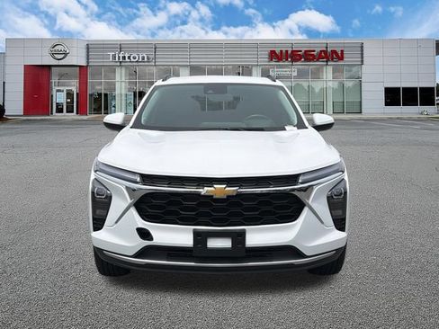 Used 2025 Chevrolet Trax LT w/ LT Convenience Package FWD image 2