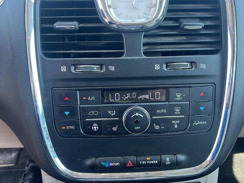 Used 2016 Chrysler Town & Country Touring-L w/ Driver Convenience Group FWD image 17