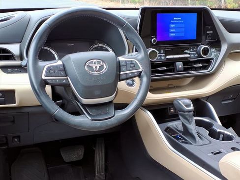 Used 2023 Toyota Highlander XLE image 12