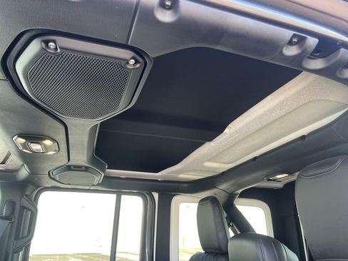 Used 2019 Jeep Wrangler Unlimited Sahara image 34