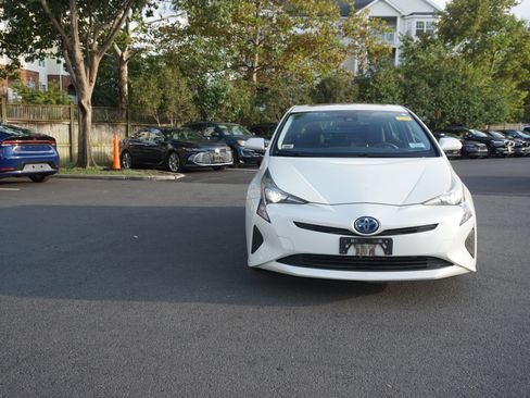 Used 2016 Toyota Prius Three w/ Advanced Technology Package FWD image 2
