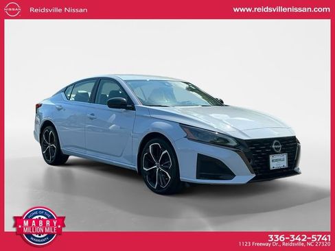 Used 2023 Nissan Altima 2.5 SR AWD/4WD image 8