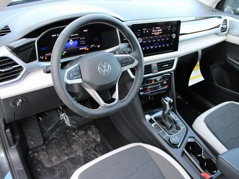 Certified 2025 Volkswagen Taos SE image 9