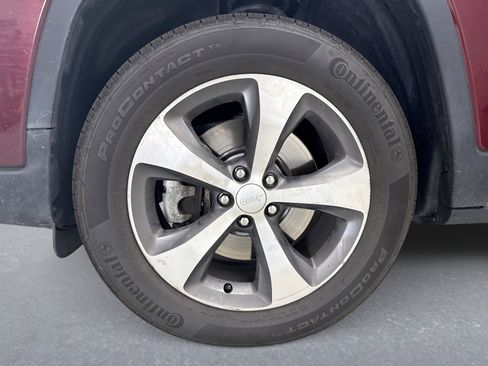 Used 2021 Jeep Cherokee Limited image 11