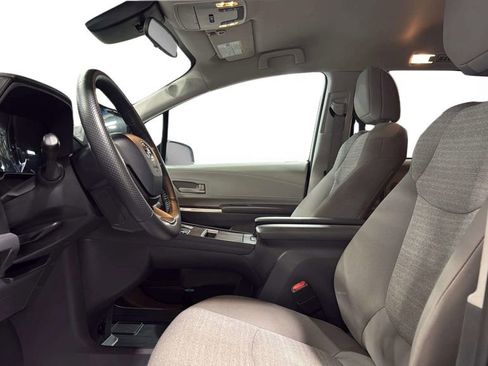 Used 2024 Toyota Sienna LE FWD image 24