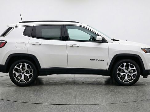 Used 2025 Jeep Compass Limited image 11