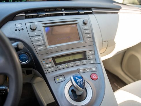 Used 2015 Toyota Prius Three image 14