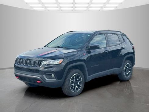 Certified 2025 Jeep Compass Trailhawk AWD/4WD image 3