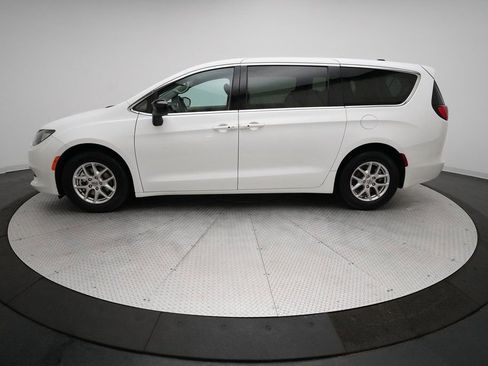 Used 2024 Chrysler Voyager LX image 25
