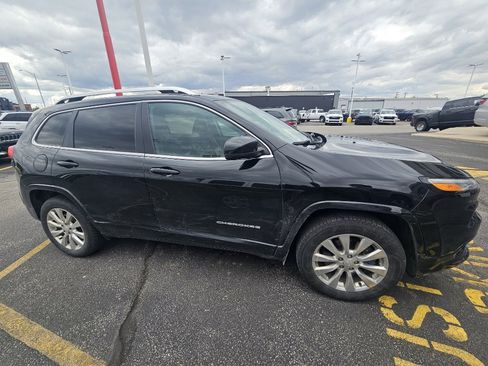 Used 2018 Jeep Cherokee Overland AWD/4WD image 2