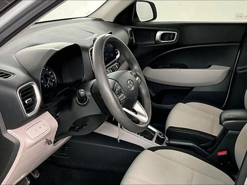Used 2020 Hyundai Venue SEL image 16