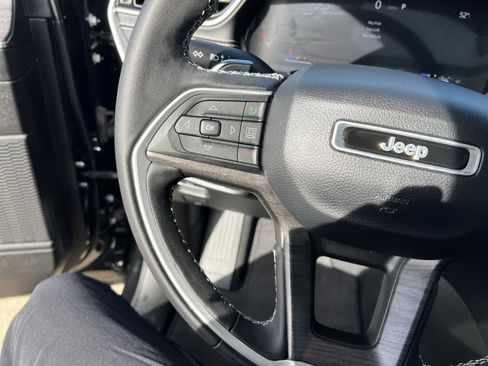 Used 2024 Jeep Grand Cherokee Limited w/ Black Appearance Package image 18