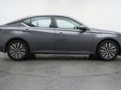 Used 2025 Nissan Altima 2.5 SV image 11