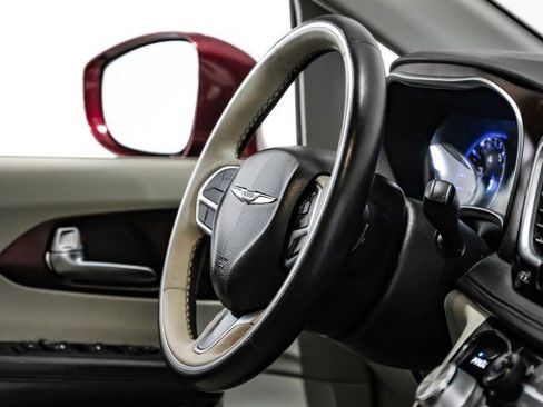 Used 2020 Chrysler Pacifica Limited image 10