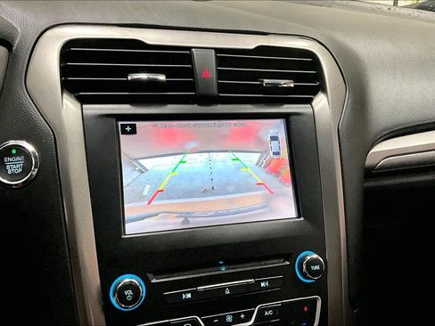 Used 2017 Ford Fusion SE w/ Fusion SE Technology Package image 14