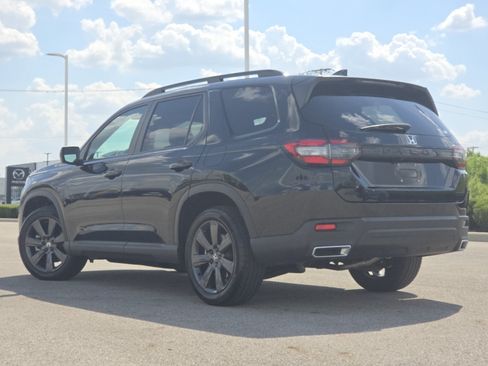 Used 2025 Honda Pilot Sport image 16
