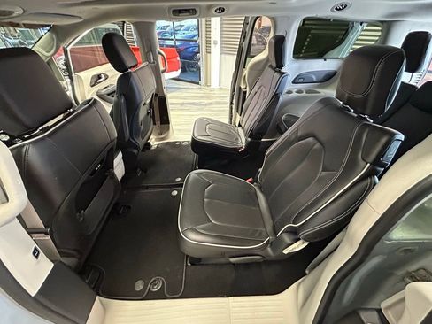Used 2023 Chrysler Pacifica Limited image 46