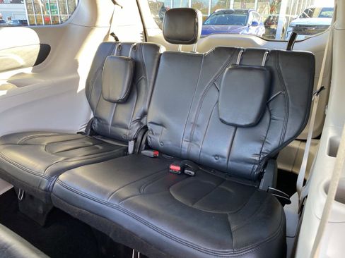 Used 2020 Chrysler Voyager L image 9