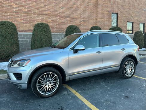 Used 2016 Volkswagen Touareg Sport image 3
