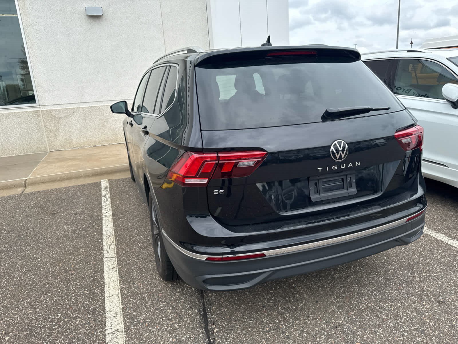 Certified 2023 Volkswagen Tiguan SE w/ Panoramic Sunroof Package FWD image 4
