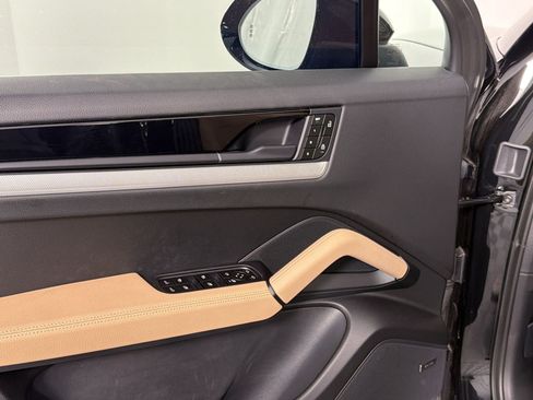Certified 2025 Porsche Cayenne AWD/4WD image 12