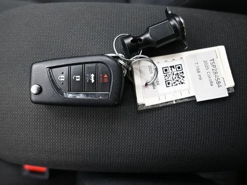 Used 2025 Toyota Corolla LE FWD image 9