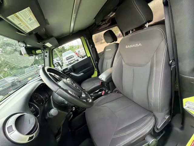 Used 2017 Jeep Wrangler Sahara w/ Connectivity Group AWD/4WD image 15