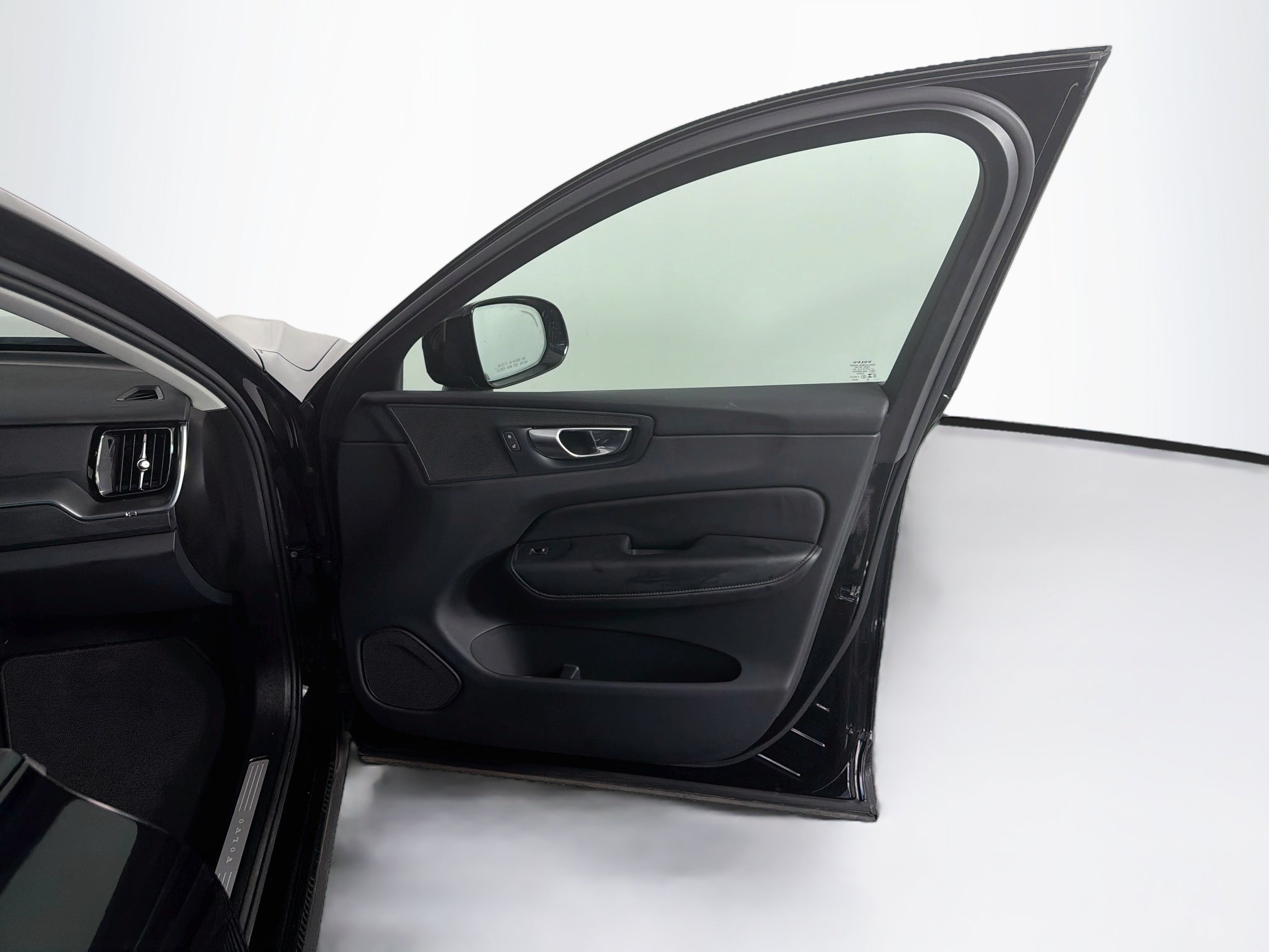 Used 2025 Volvo XC60 B5 Core AWD/4WD image 35