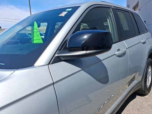 Used 2023 Jeep Grand Cherokee Laredo image 7