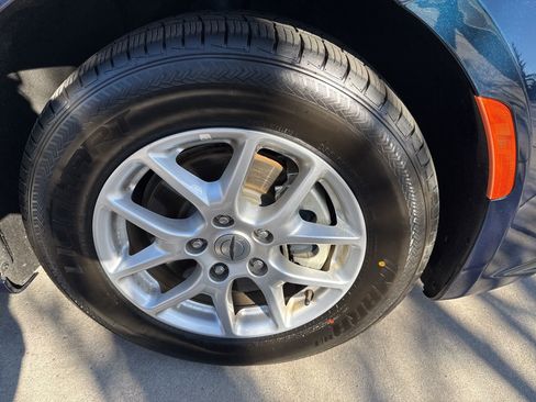 Used 2025 Chrysler Pacifica Select image 15