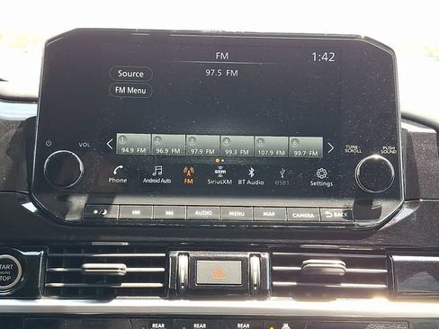Used 2023 Nissan Pathfinder SL AWD/4WD image 17