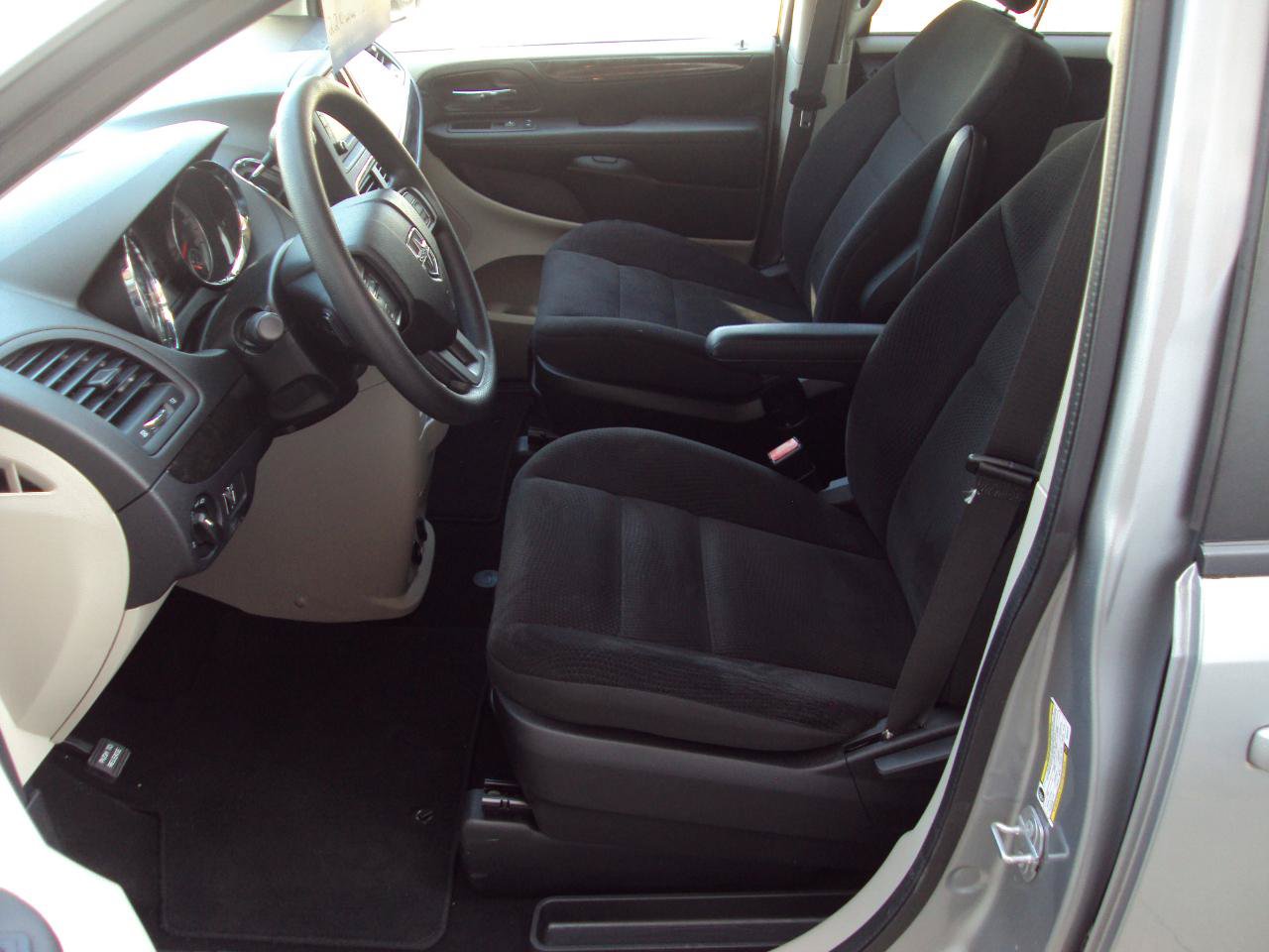 Used 2018 Dodge Grand Caravan SE w/ UConnect Hands-Free Group FWD image 19