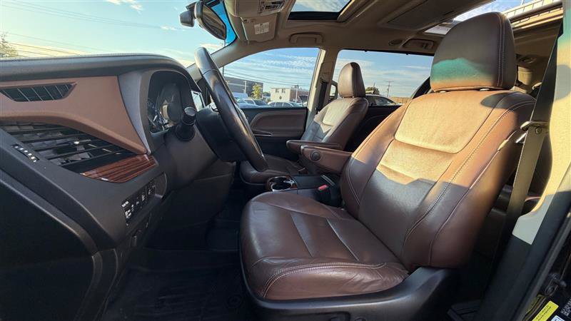 Used 2017 Toyota Sienna Limited Premium FWD image 24