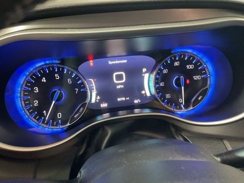 Used 2024 Chrysler Pacifica Touring-L image 14