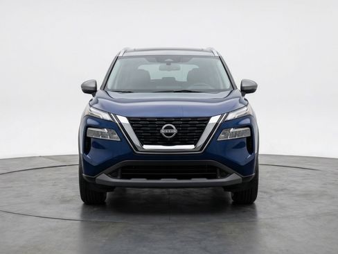 Used 2025 Nissan Rogue SV image 2