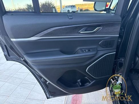 Used 2022 Jeep Grand Cherokee Limited w/ Luxury Tech Group II image 10