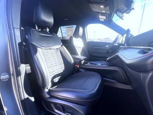 Used 2025 Ford Explorer ST-Line w/ ST-Line Street Pack image 16