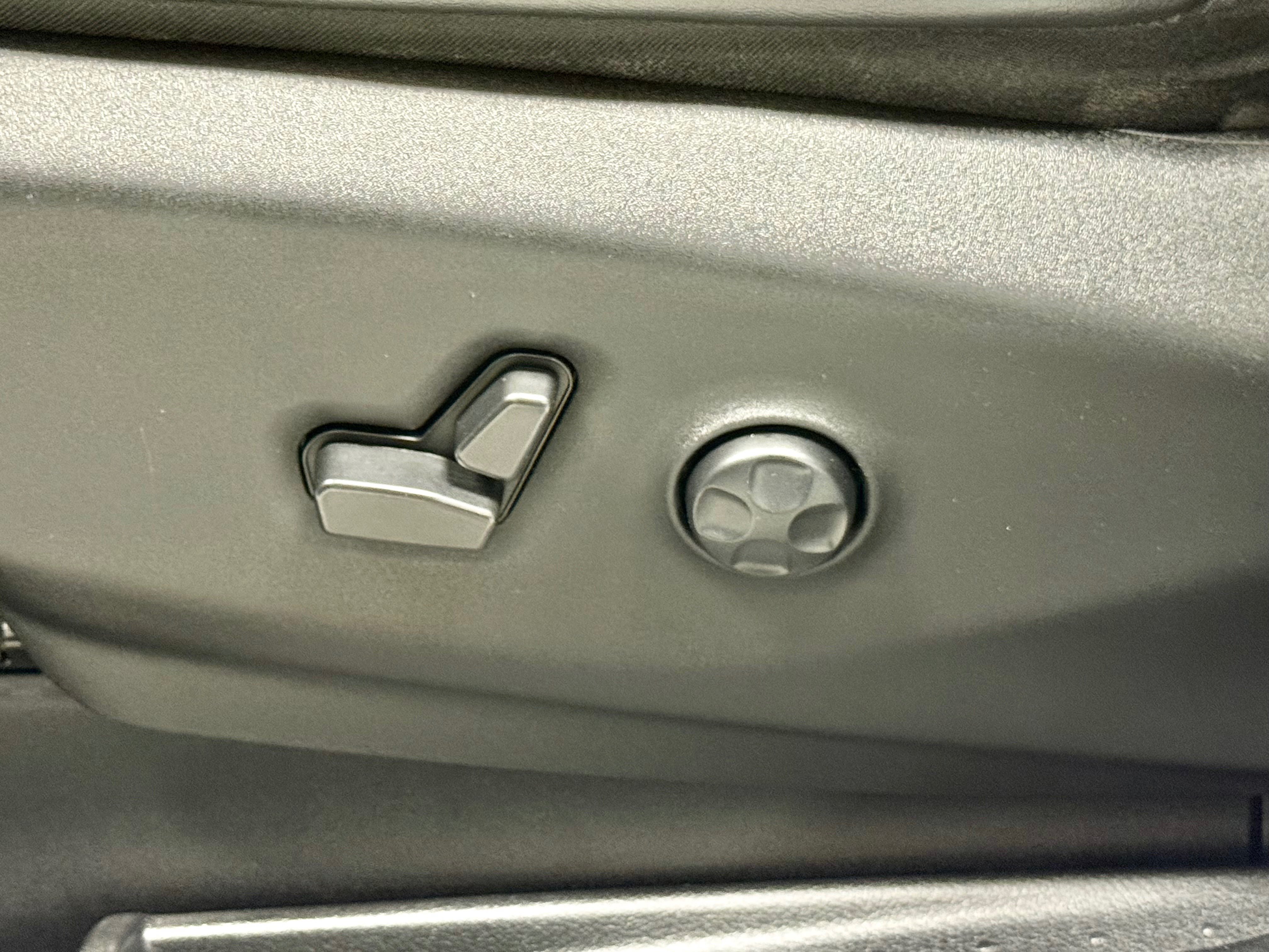 Certified 2023 Chrysler Pacifica Touring-L w/ Uconnect Theater Family Group AWD/4WD image 16