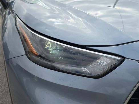 Used 2021 Toyota Highlander XLE image 7
