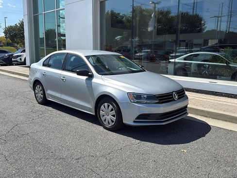 Used 2016 Volkswagen Jetta S FWD image 2