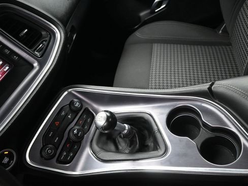 Used 2017 Dodge Challenger R/T RWD image 28