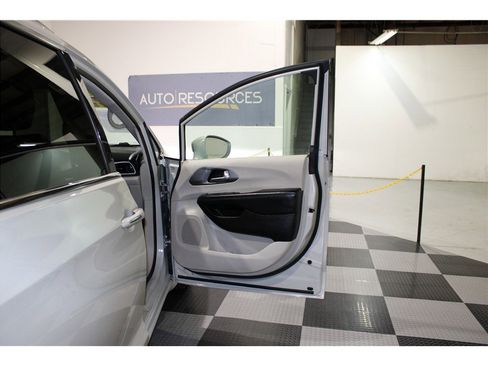 Used 2021 Chrysler Pacifica Touring-L image 25