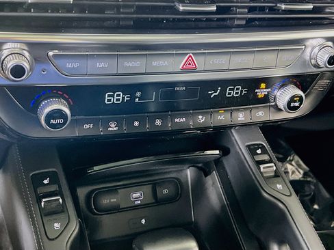 Used 2022 Kia Telluride SX w/ Towing Package FWD image 16