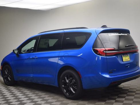 New 2027 Chrysler Pacifica Select AWD/4WD image 12