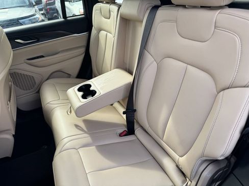 Used 2023 Jeep Grand Cherokee Limited image 35