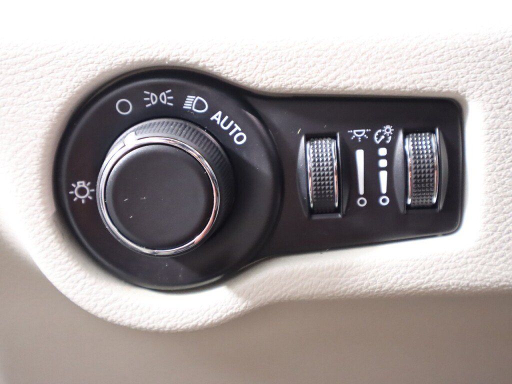 Used 2020 Chrysler Voyager Lxi FWD image 10