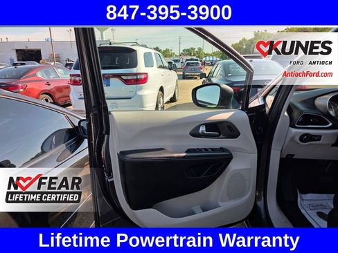 Used 2023 Chrysler Pacifica Touring-L FWD image 14