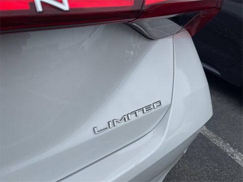 Used 2022 Toyota Avalon Limited image 19