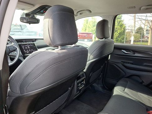 Used 2024 Jeep Grand Cherokee Laredo image 21